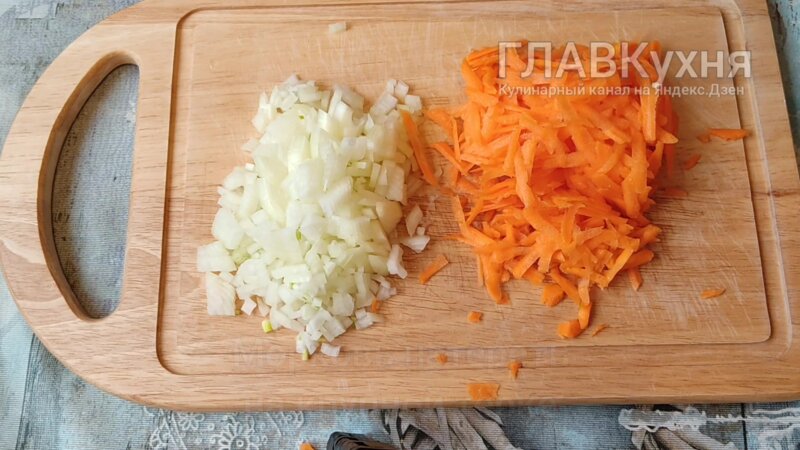 Минтай с морковью и луком на сковороде. Вкусный бюджетный ужин из ...
