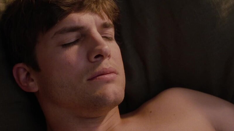 Жалаңаш қыздар қарда жатыр