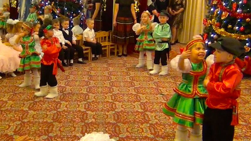 веселый танец в детском саду видео на 8 марта