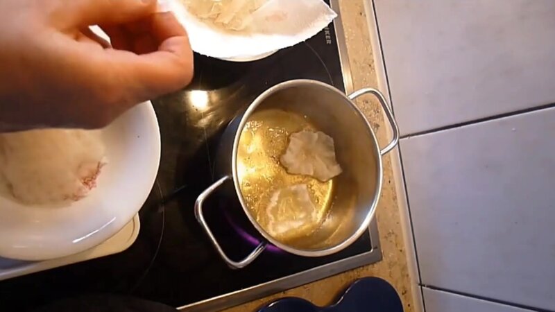 Сделала чипсы из рисовой бумаги, получились, но делать их больше не ...