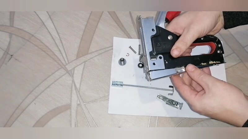Как починить мебельный степлер ? Ремонт степлера в домашних условиях за ...