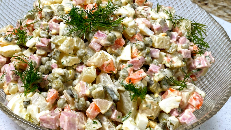 Салат Оливье, вкусный домашний рецепт. Салаты на праздничный стол в ...