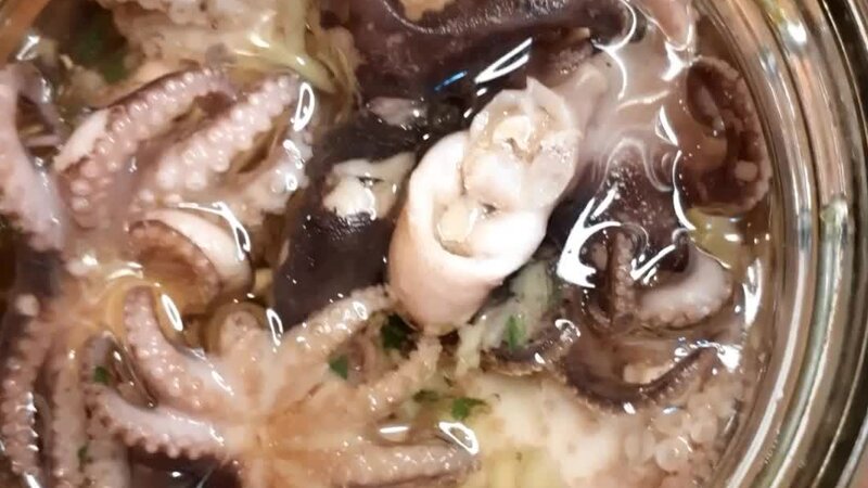 Великолепная закуска осьминожки в масле. Вкусный маринованный осьминог ...