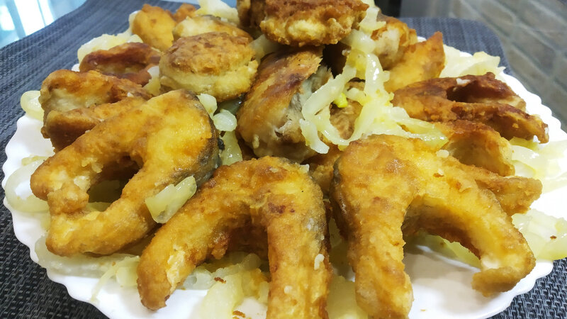 Жаренный судак с очень вкусным луком.Вкусно?нет!просто обьедение ...