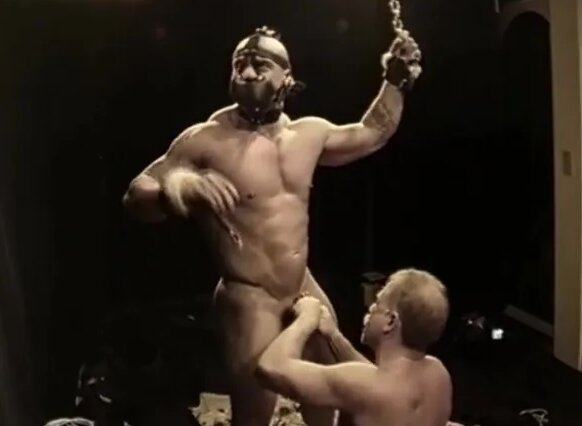 Жігіт қызды аузына сиғызады