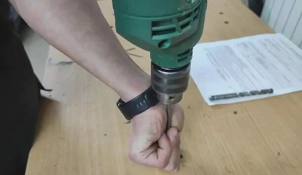 выкручивается патрон из дрели, вылетает винт крепления патрона The ...