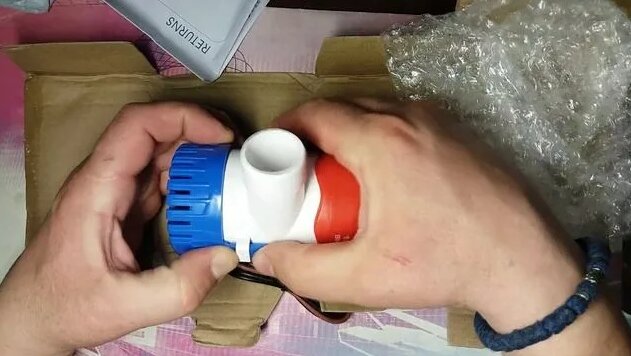Помпа (насос) 12 вольт для откачки воды из лодки, колодца, бака ...