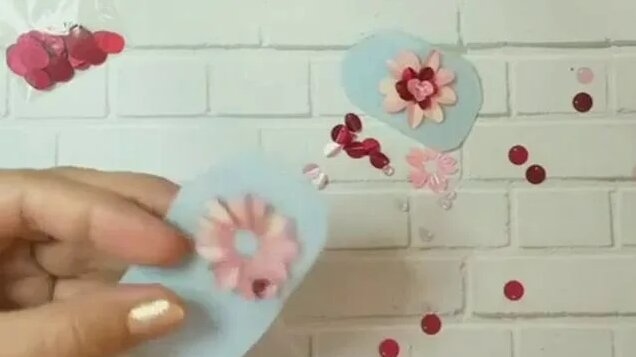 Мини мастер-класс брошь Цветок из пайеток. Вышиваем брошь пайетками и ...