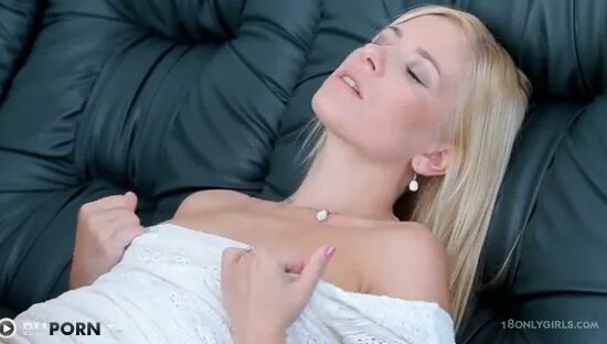 Erkak sevgilisining mushukini yalab oldi (onlayn tomosha)