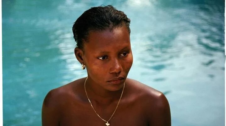 Трусики жоқ бөксенің фотосы