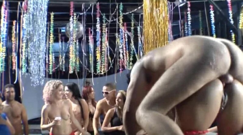 Ол жыныс мүшесінің үстінде өкшесімен тұрды