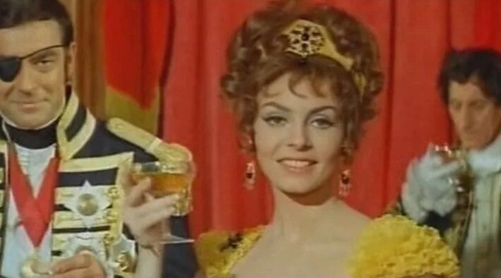 Сексуалды азиялық қыз өзінің ғашықтарының әтештерін сорады