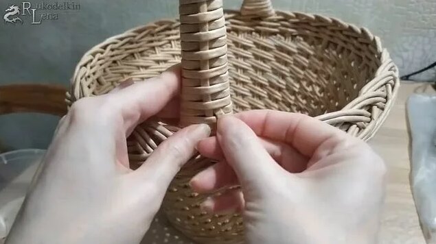 Красивая крепкая ручка для корзины из газетных трубочек - Смотреть ...