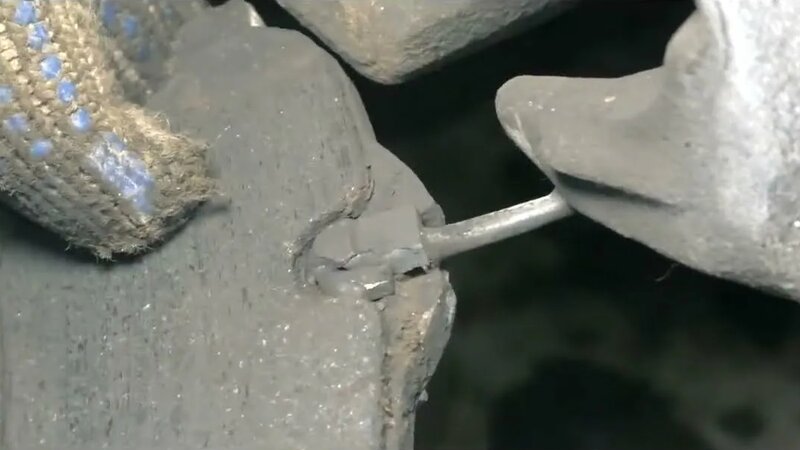 Замена задних тормозных колодок и датчика износа на БМВ F25 - Смотреть ...