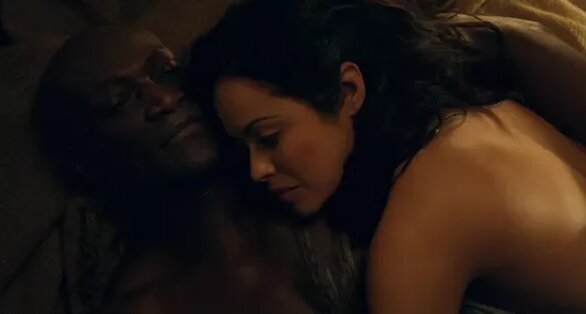 Ол трусикисіз отырады.