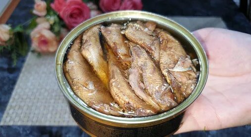 Есть банка шпротов в масле? Тогда приготовьте этот вкуснейший салат ...