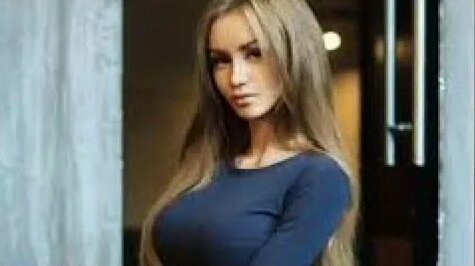 Rus ayol ikki qoli bilan anusni ochadi