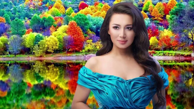 Досы кеуделі жезөкше Никки Бенцтің кеудесіне және бүкіл денесіне қол тигізеді, ол сорады