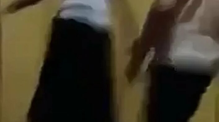 Qiz ogziga bir bolak oldi