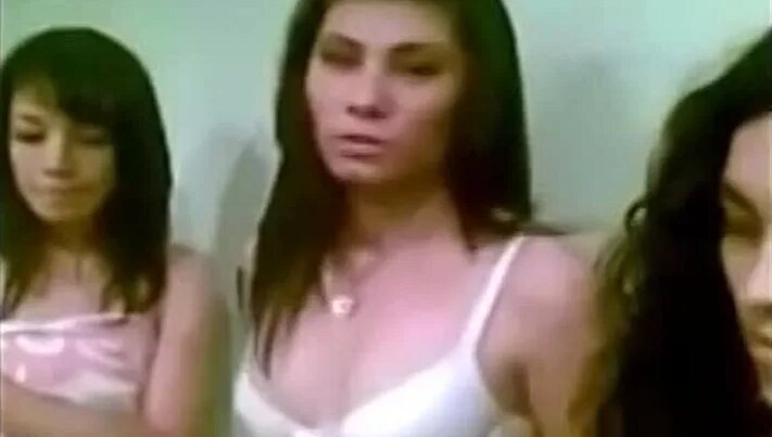 Paypoq va ichki kiyimdagi ayollar fotosuratlari