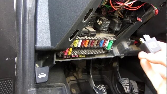 Проверка реле и предохранителя стартера на Приоре (замыкаем стартер ...