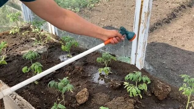 Полив из бочки без насоса (Приём умных дачников) - Смотреть онлайн в ...
