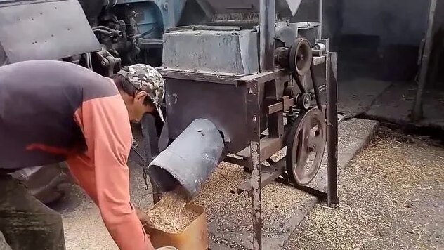дробилка для зерна своими руками ( плющилка трех вальцовая) - Смотреть ...