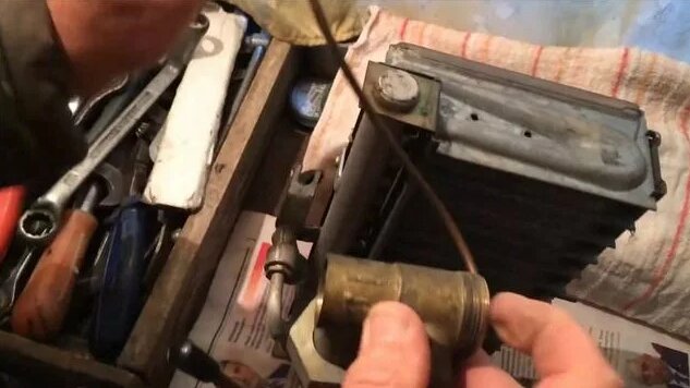 Почему тухнет газовая колонка. Достаем магнитный клапан и термопару ...