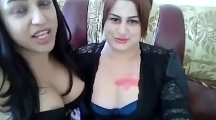 Порно оның анасының ең жақын досының үйіне кіріп кеткен