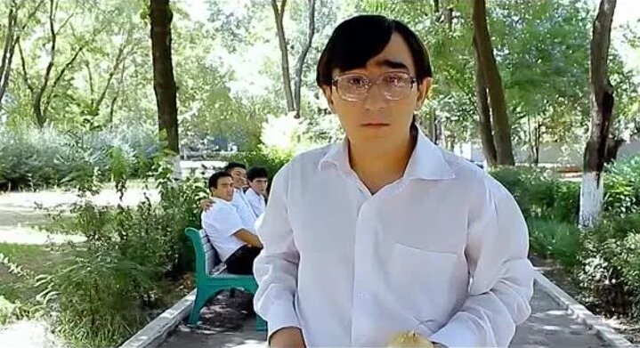 Ayol laktatsiyasini aks ettiruvchi onlayn porno video