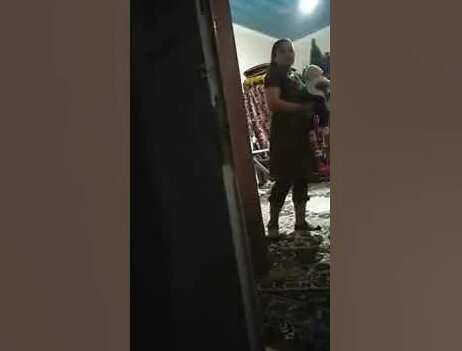 Ayol uyga erta keldi va ularni jinsiy aloqada bolganida ushlab oldi.