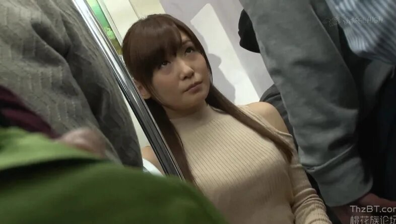 Xotin va er uchlik haqida gaplashmoqda.