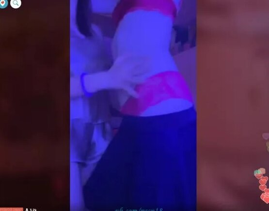 Девушки развлекаются Секс видео