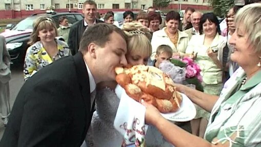 Весёлые свадьбы | Свекровь встретила молодожёнов свадебным караваем
