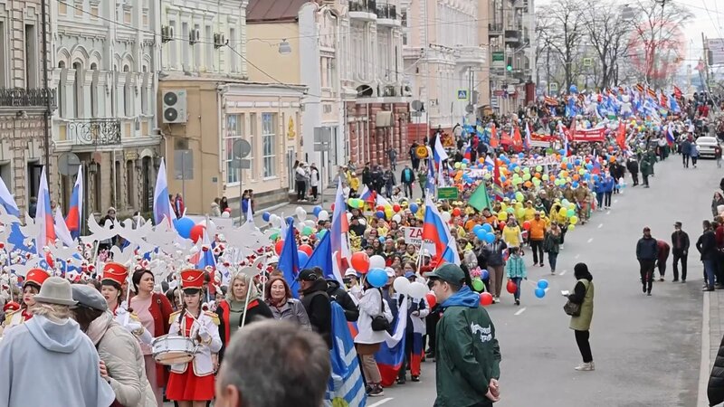 Плакаты с бодрыми призывами, флаги, транспаранты, - так первомай ...