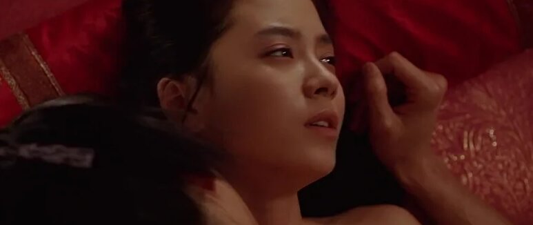 Кискасын бетіне басып отырған әйелдердің порносын көріңіз