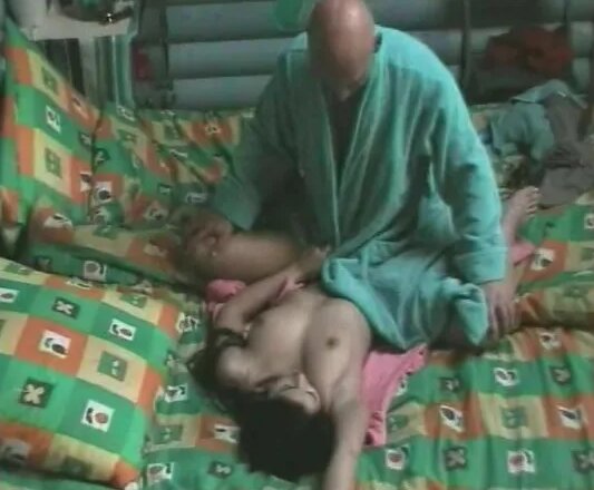 Yoshlar yaqindan porno suratga olishmoqda