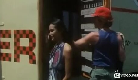 Бір қыз лифтке зейін қойып отыр