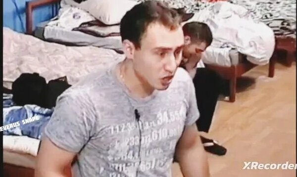 Ақ киімдегі төсекте романтикалық секс