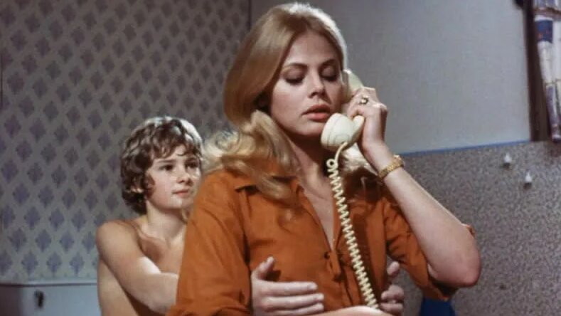 Ол өзін қолымен ақырын сипады