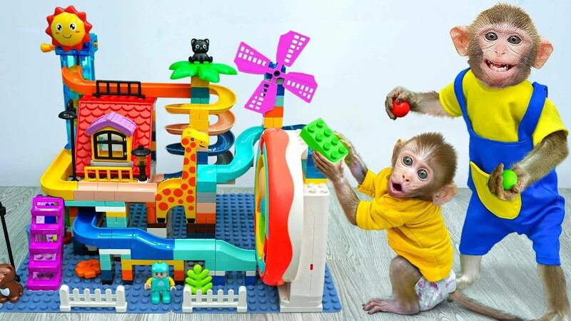 Обезьянка КиКи играет с непослушным малышом в гонки и лего - Смотреть ...