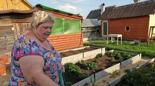 Yalangoch rus ayollari erlari bilan dachalarida