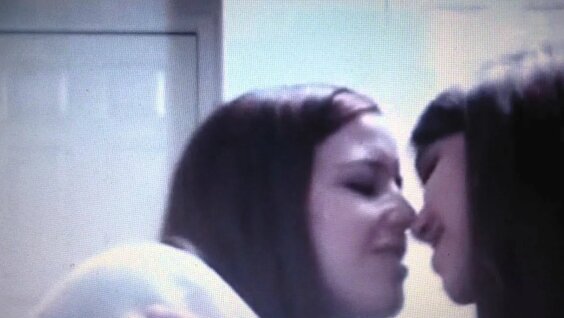 Sisters French kissing: 2 bin video Yandex'te bulundu  
