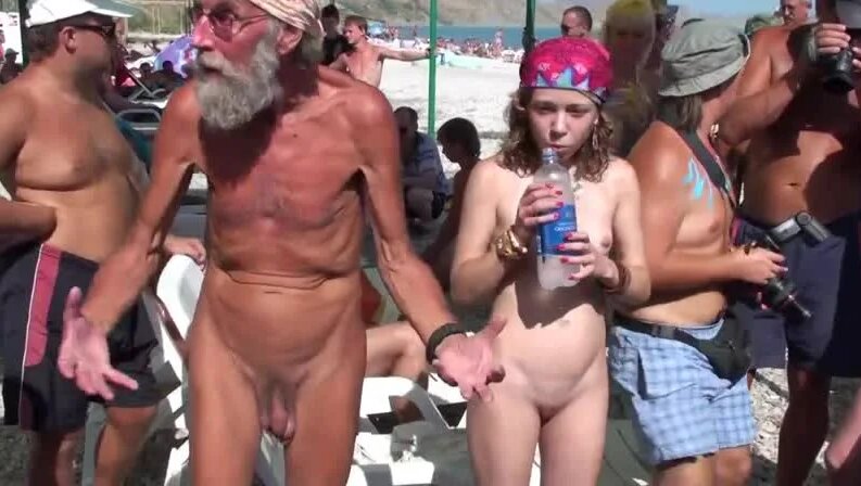 Жағажайдағы салқын бөкселердің фотосы