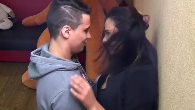 Керемет ресейлік ару топтық секс порносын жақсы көреді.