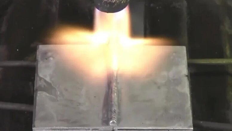 Пайка алюминия с присадочным прутком. Можно использовать флюс Ф59А или ...