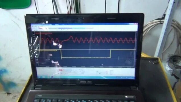 Қабырғадағы тесіктен шығармай оның аузына кірді.