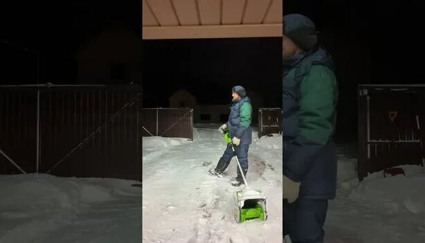 аккумуляторная лопата greenworks 40v процесс уборки снега - Смотреть ...