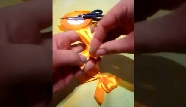 Двойной бант из атласной ленты на пальцах - Смотреть онлайн в поиске ...