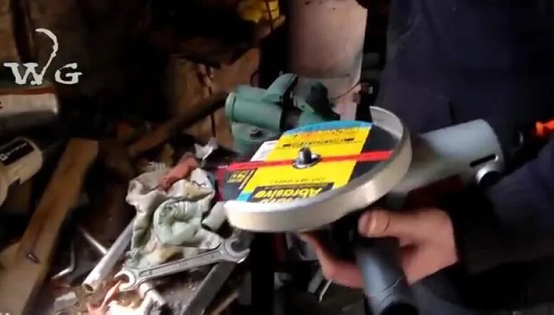 Как починить болгарку, если сломался фиксатор для смены дисков ...